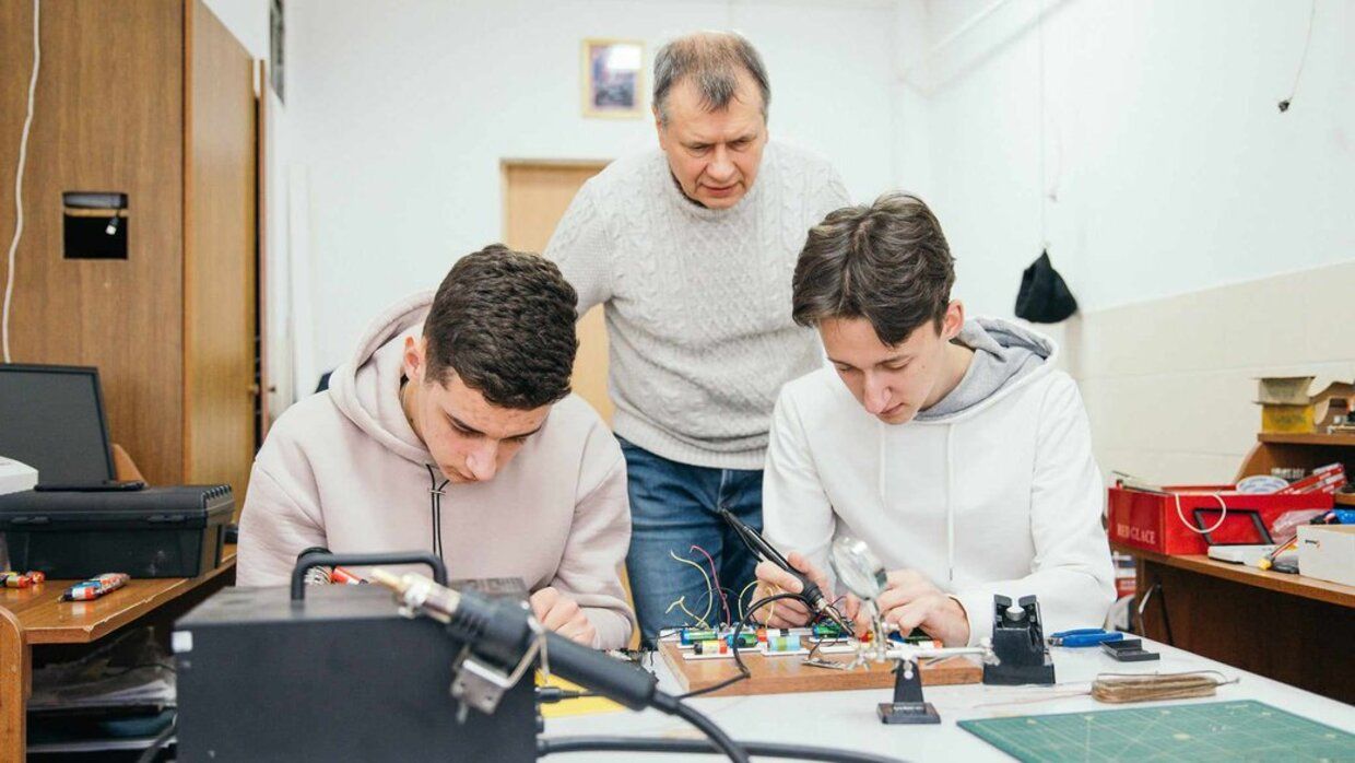 Допомога ЗСУ - українські студенти виготовляють із акумуляторів павербанки 