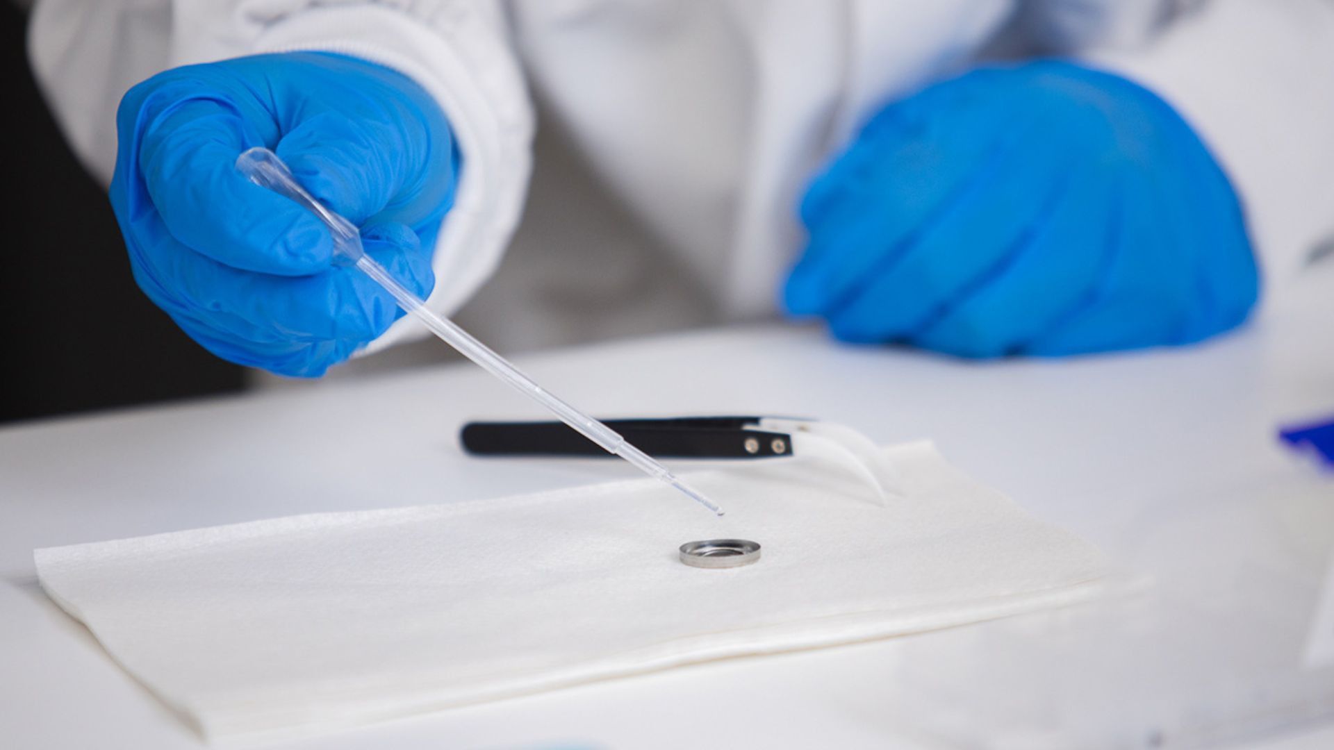 Исследователи добавляют воду в качестве электролита в маленькую батарею Исследователи добавляют воду в качестве электролита в маленькую батарею