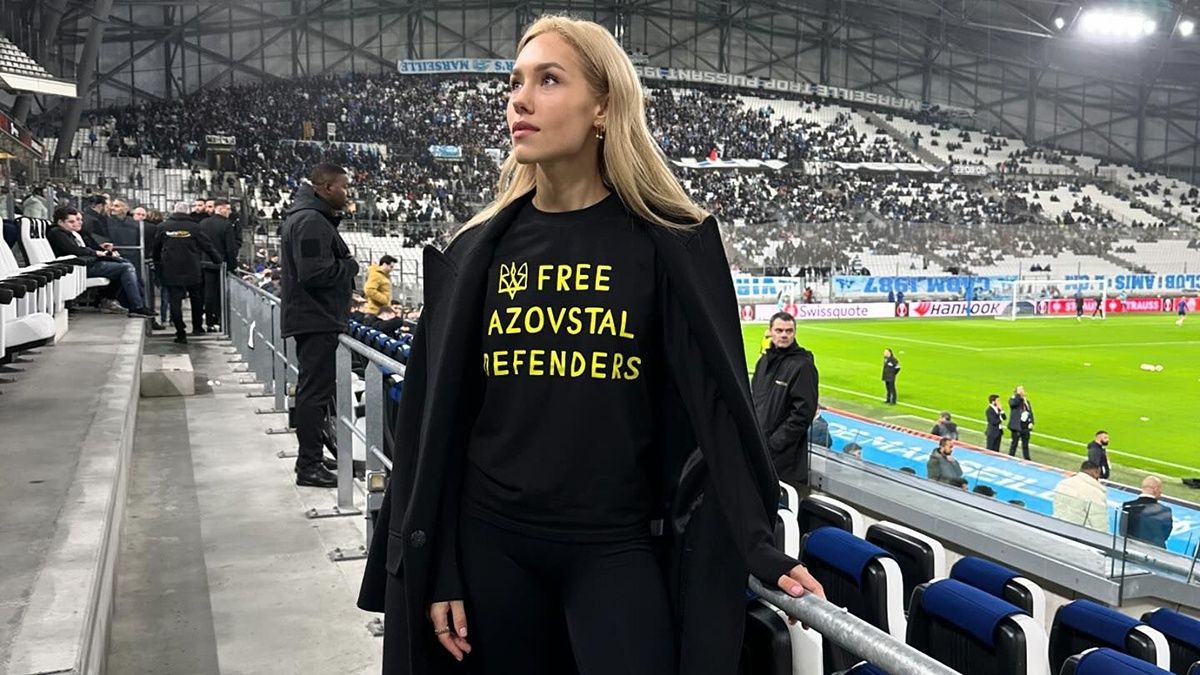 Даша Квіткова одягнула символічний світшот