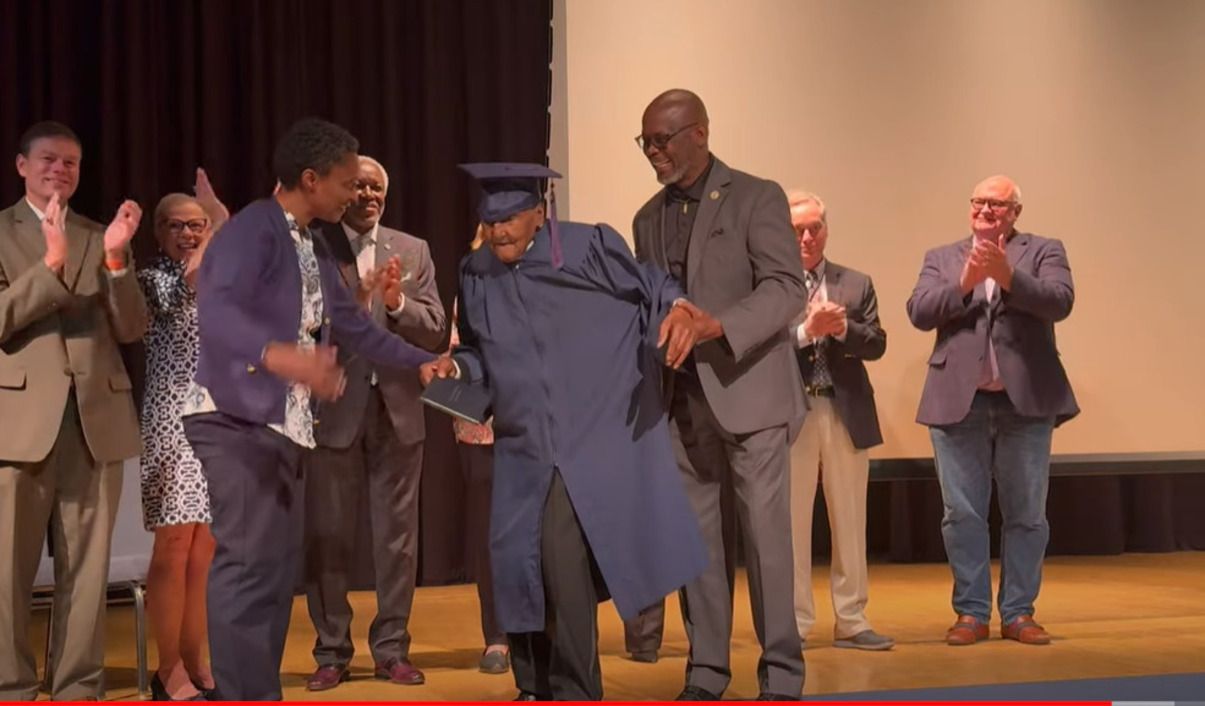 Освіта за кордоном - у США диплом про завершення школи видали 106-річному мешканцю Освіта за кордоном - у США диплом про завершення школи видали 106-річному мешканцю