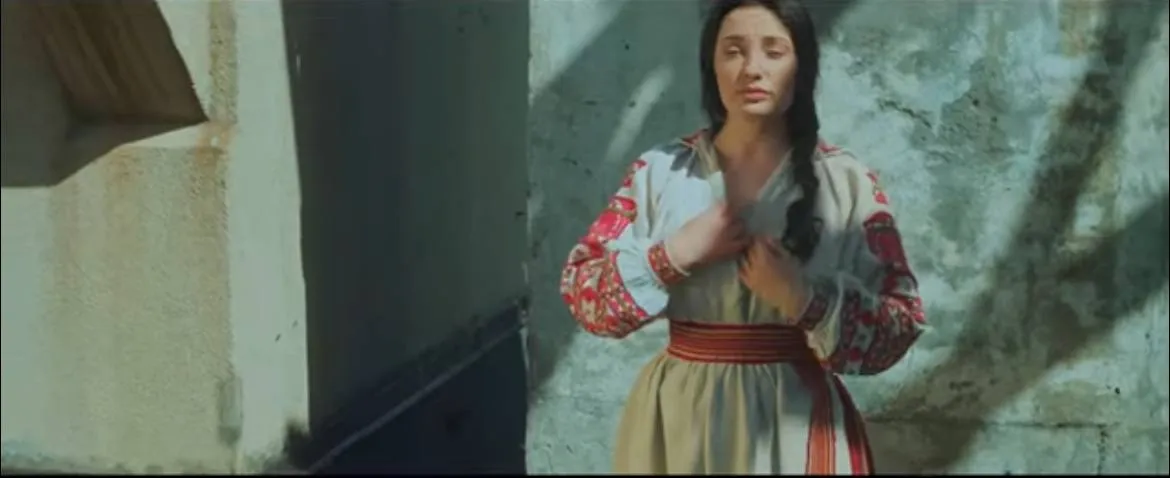 Мальва Крыжановская в вышитом платье