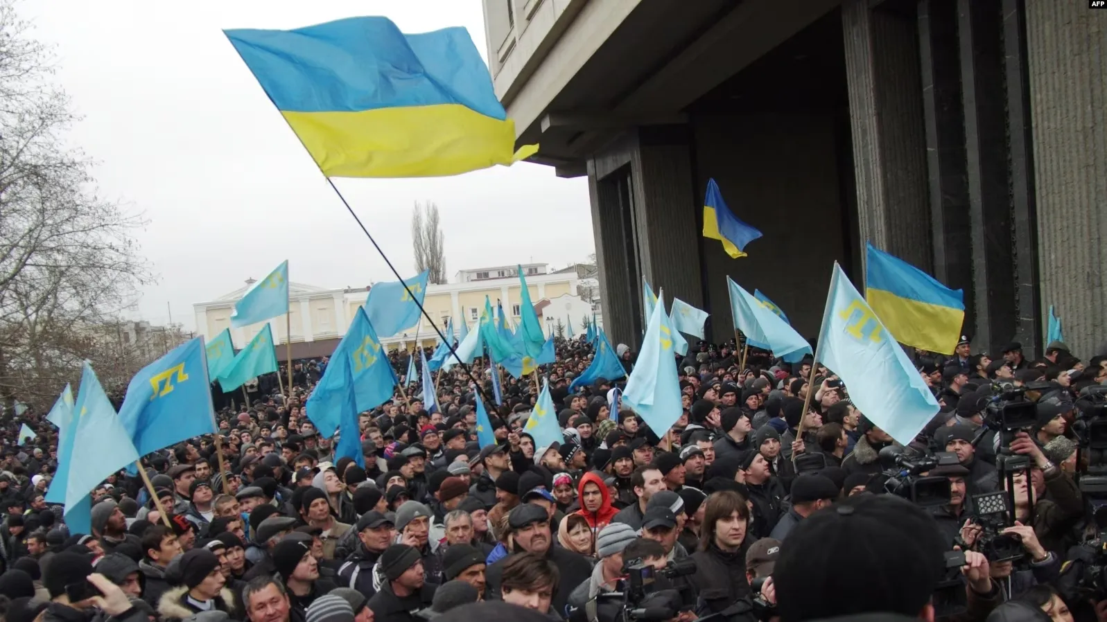 Митинг возле Верховного Совета Крыма Митинг возле Верховного Совета Крыма