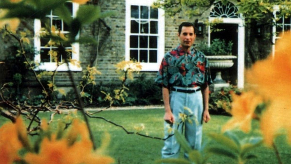 Фредди Меркьюри возле дома в Кенсингтоне Фредди Меркьюри возле дома в Кенсингтоне