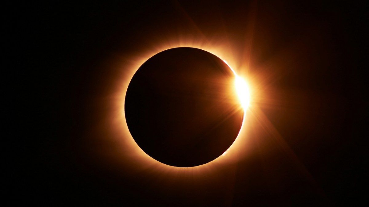 Чому деякі хмари зникають під час сонячного затемнення