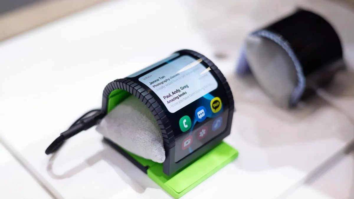 Новый концептуальный смартфон от Samsung может сгибаться вокруг руки, как браслет