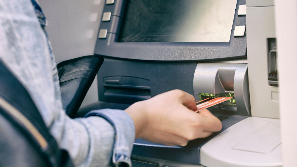 Зняття готівки в банкоматі Зняття готівки в банкоматі