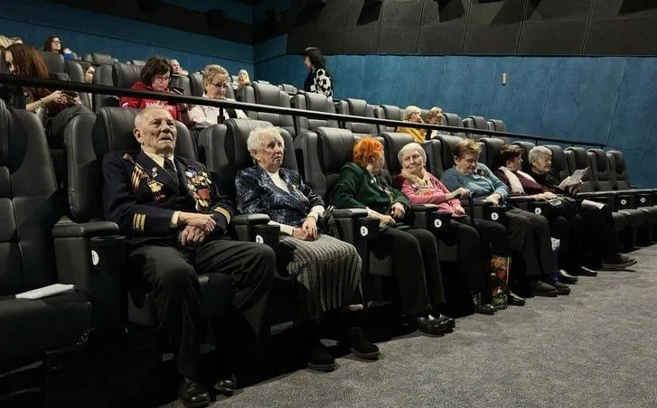 Зрители трансляции Путина в кинотеатре / фото российские СМИ