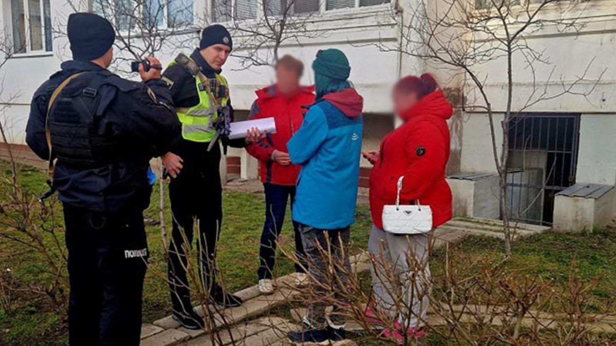 Местные жители установили решетки на окна и двери подвала Местные жители установили решетки на окна и двери подвала