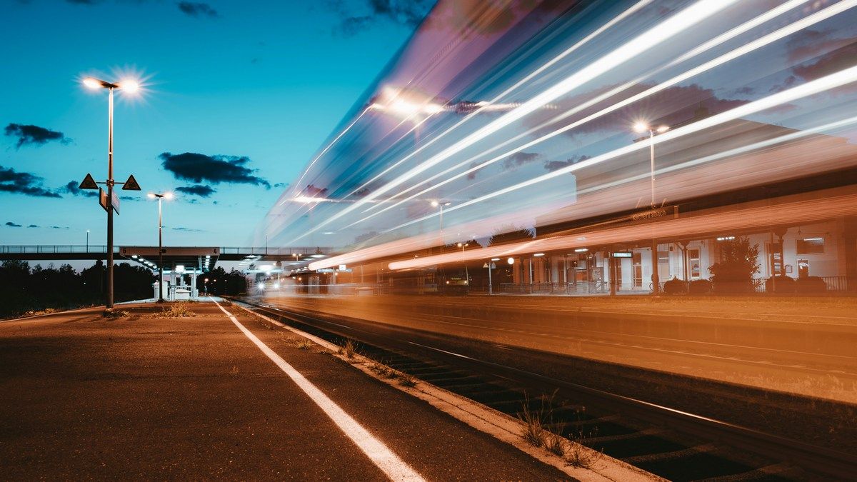 Китайський поїзд побив рекорд швидкості й збирається обіграти літак Китайський поїзд побив рекорд швидкості й збирається обіграти літак