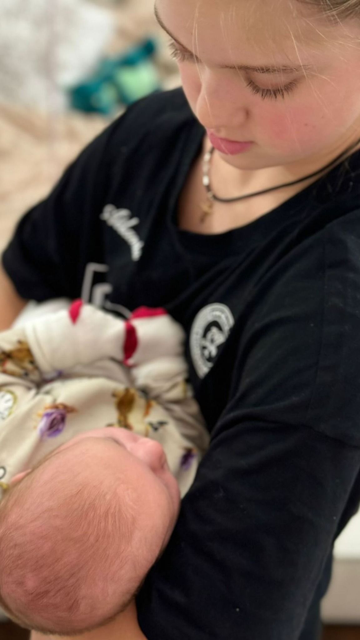 Олександр Усик вперше показав фото своєї новонародженої доньки, яке викликає зворушення.