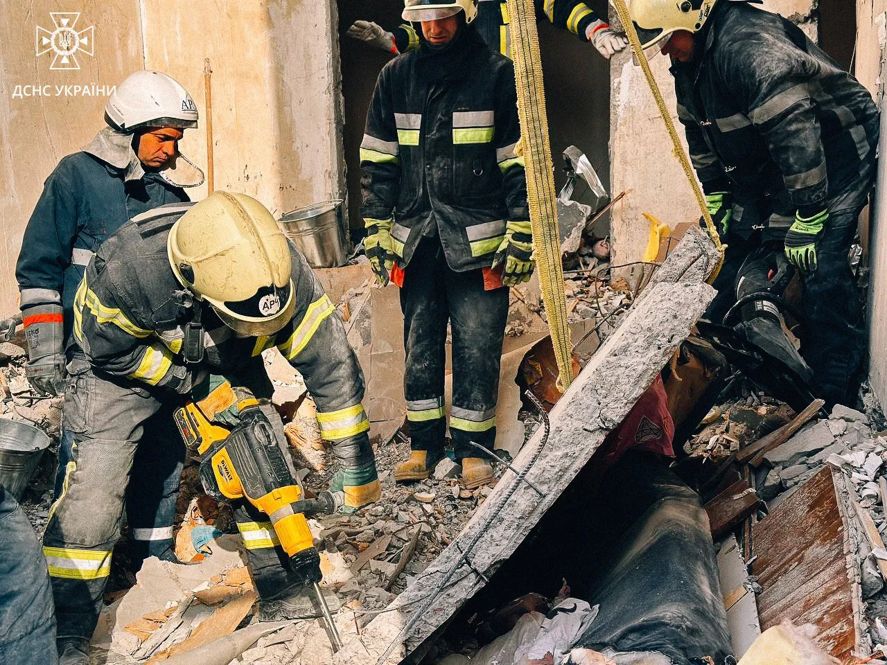 Спасатели нашли тела Спасатели нашли тела