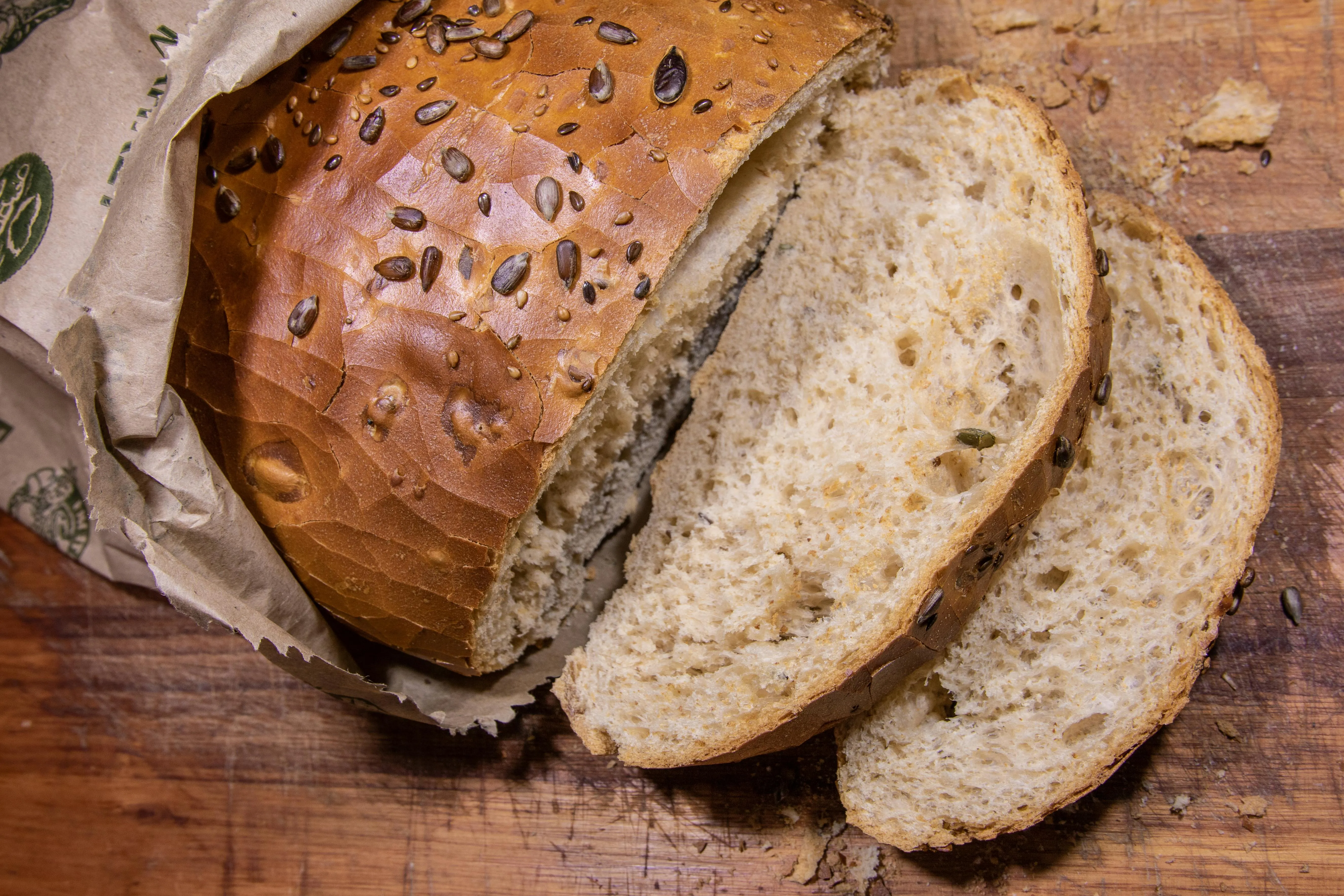 Цельнозерновой хлеб с семенами является полезным 