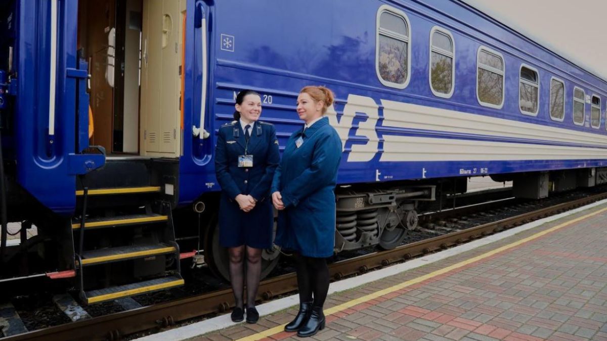 Во Львове проводник не пускал в вагон военнослужащую, потому что "первым должен зайти мужчина" - 24 Канал Во Львове проводник не пускал в вагон военнослужащую, потому что "первым должен зайти мужчина" - 24 Канал