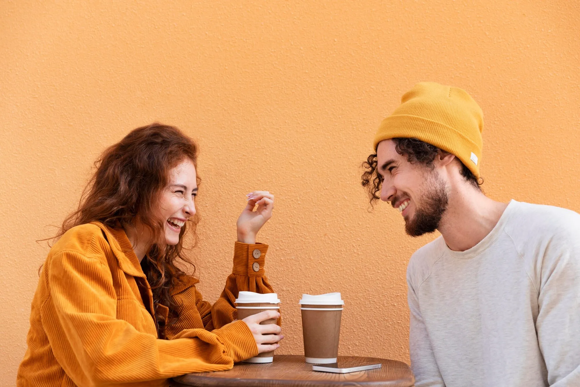 Мужчина и девушка пьют кофе на улице