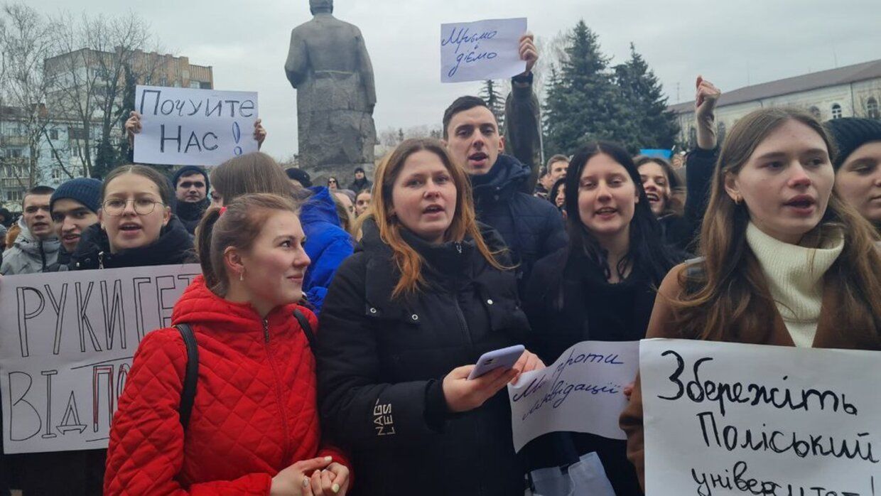 Об'єднання вишів в Україні - у Житомирі студенти мітингують проти реорганізації ЗВО 