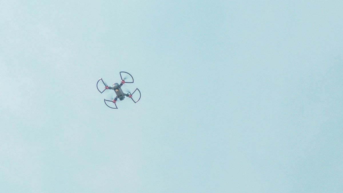 Россияне использовали новый FPV-дрон, который летит к цели с оптоволоконным кабелем Россияне использовали новый FPV-дрон, который летит к цели с оптоволоконным кабелем