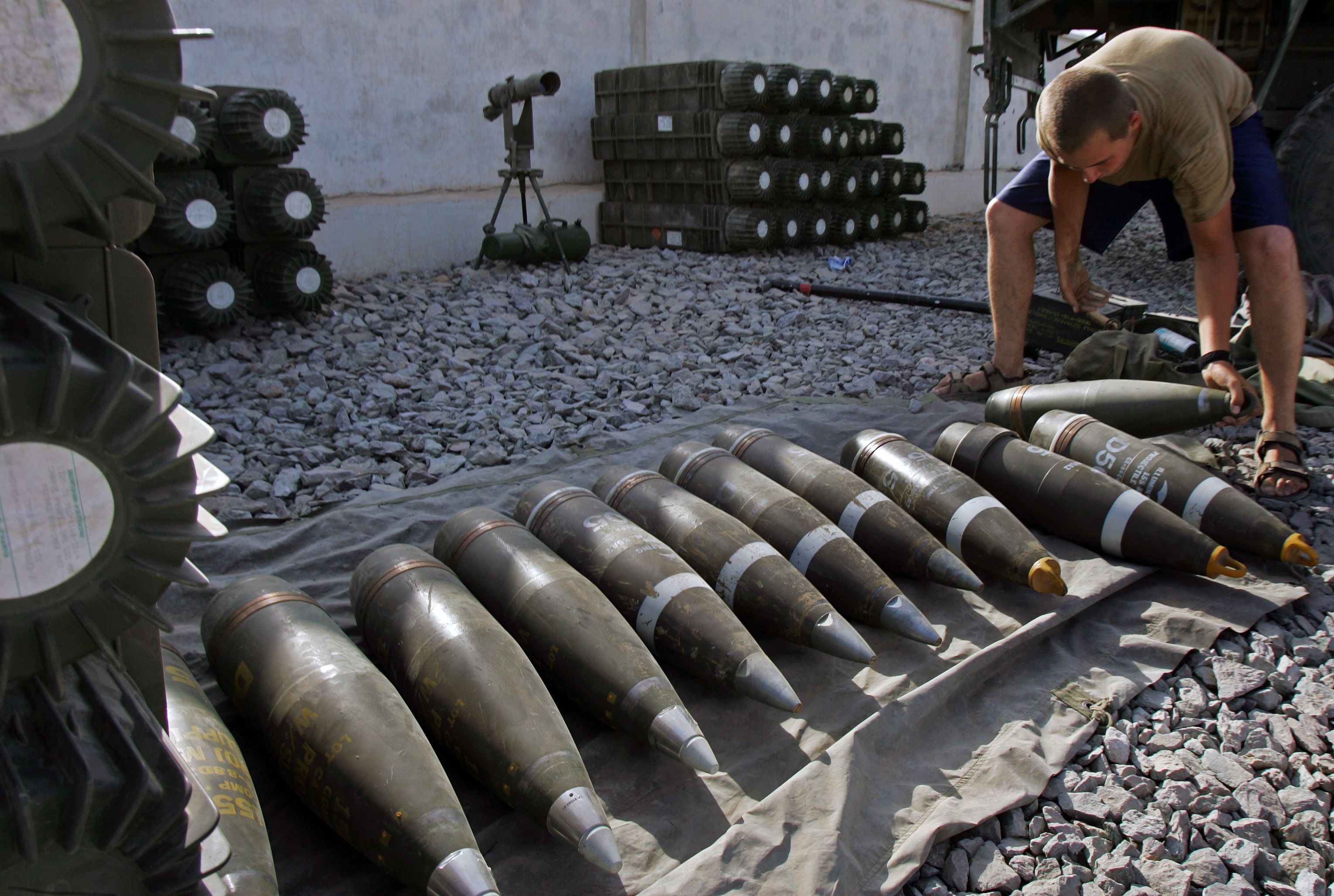 Снаряды 155 калибра для Украины ищут по всему миру