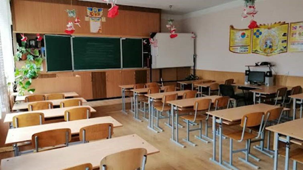 В Черновцах родители обвинили директора и полицейскую в унижении детей В Черновцах родители обвинили директора и полицейскую в унижении детей