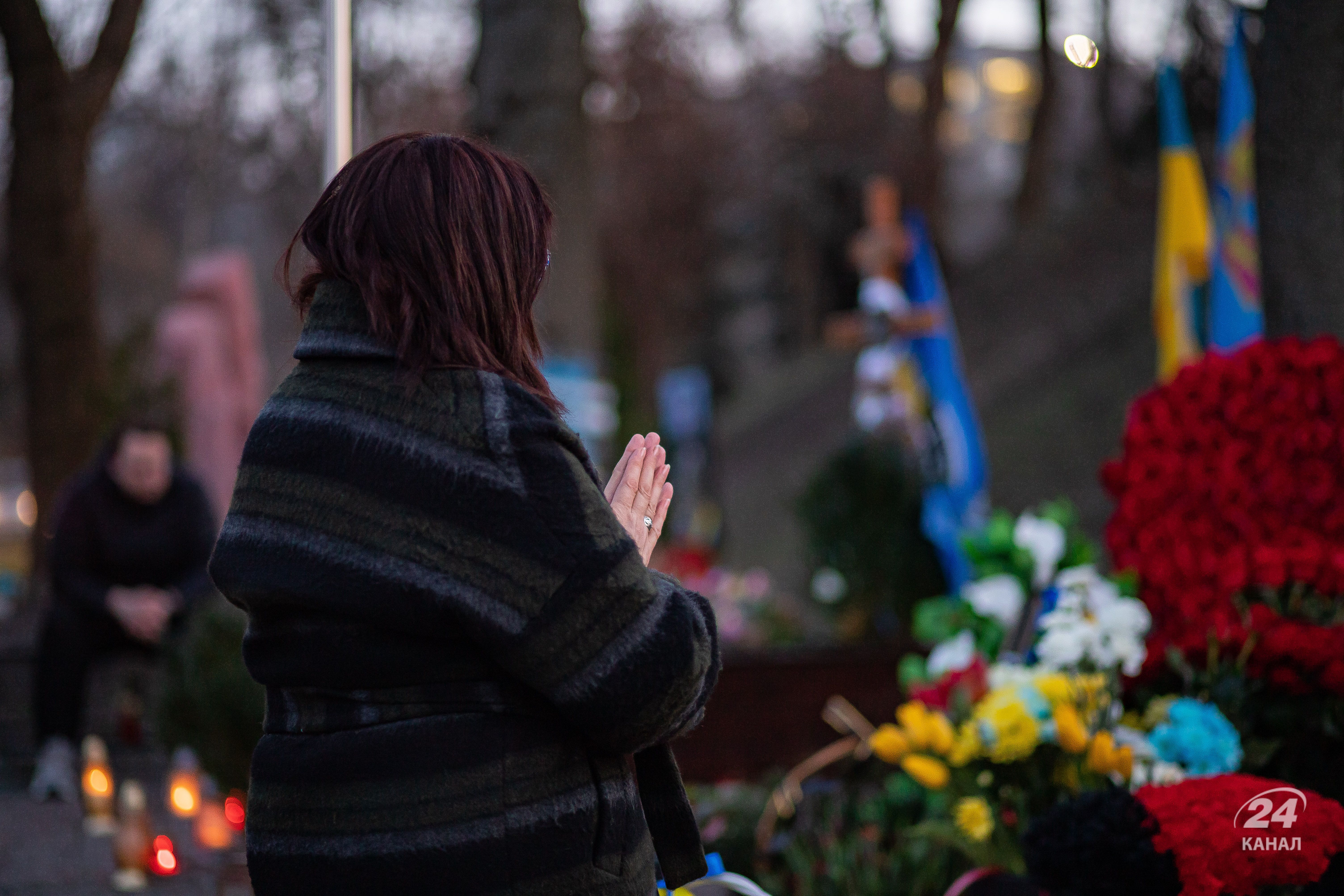 Люди приходять на могилу Дмитра Коцюбайла Да Вінчі