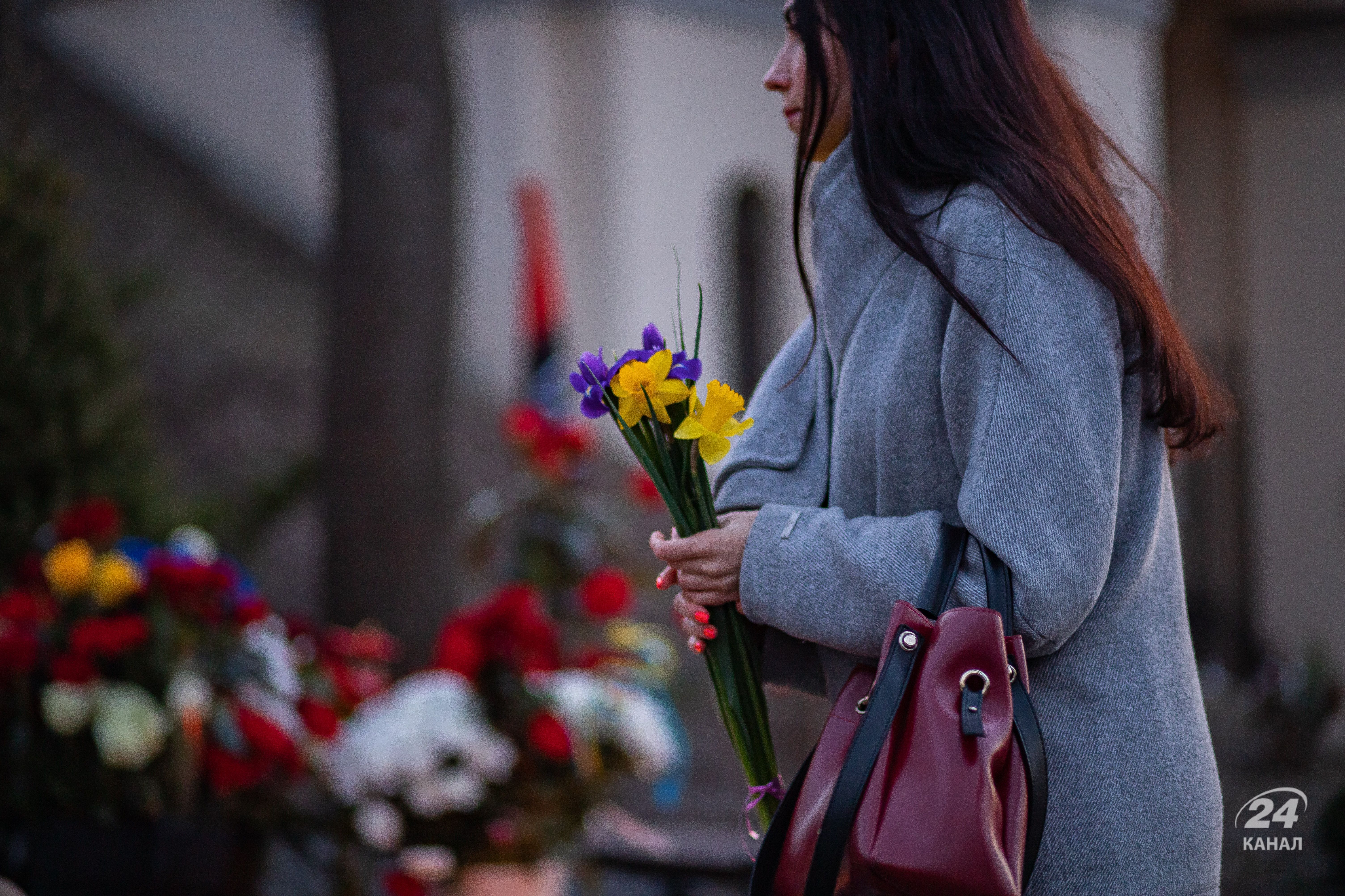 Люди приходять на могилу Дмитра Коцюбайла