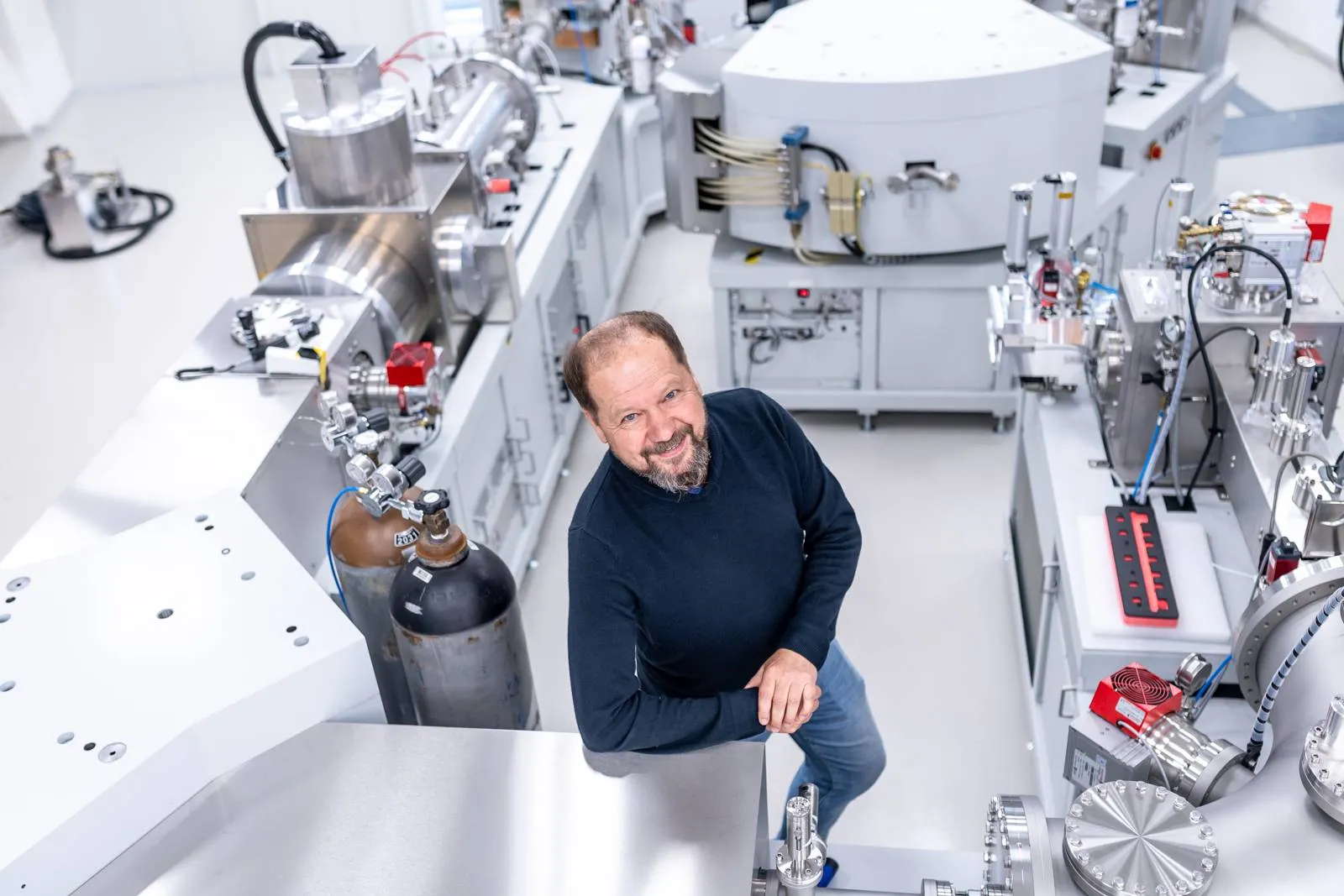 Вчений Роман Гарба поряд із установкою, яка допомогла встановити вік кам'яних знарядь Вчений Роман Гарба поряд із установкою, яка допомогла встановити вік кам'яних знарядь