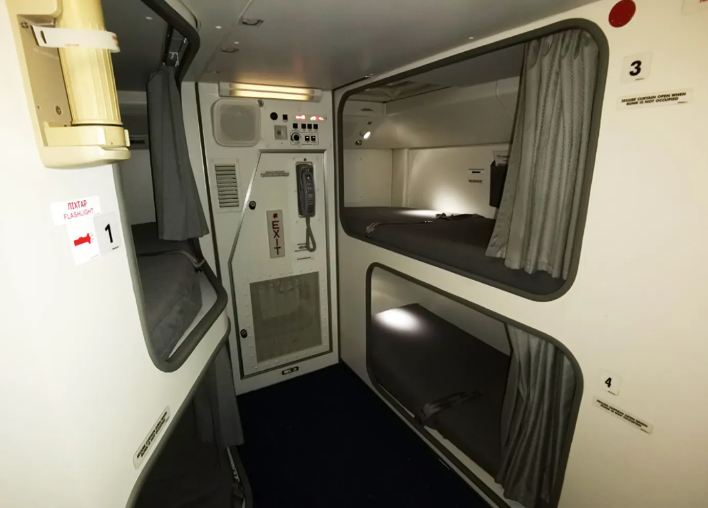 Кімната відпочинку екіпажу в Boeing 777-200ER МАУ схожа на капсульний готель
