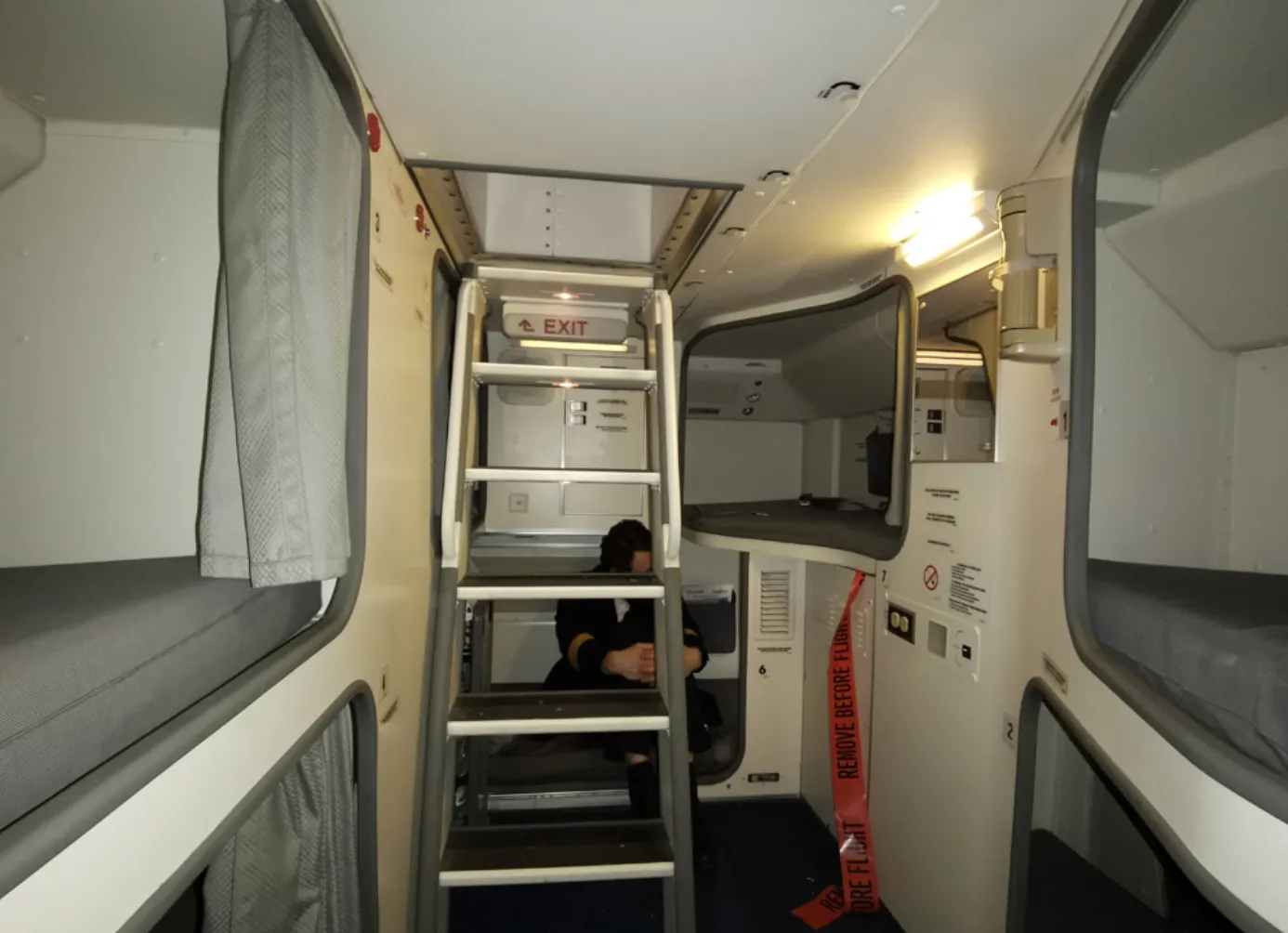 Лестница в комнату отдыха на борту Boeing 777-200ER МАУ