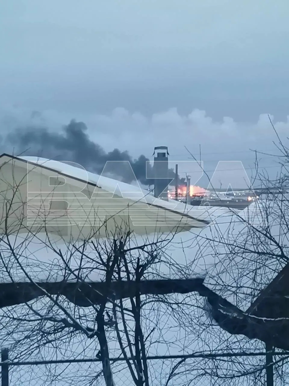Вспыхнул масштабный пожар на нефтебазе Лукойл
