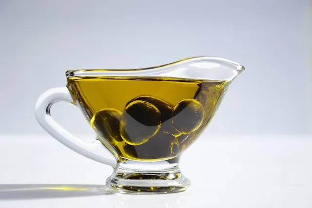 Оливковое масло может помочь снять клей