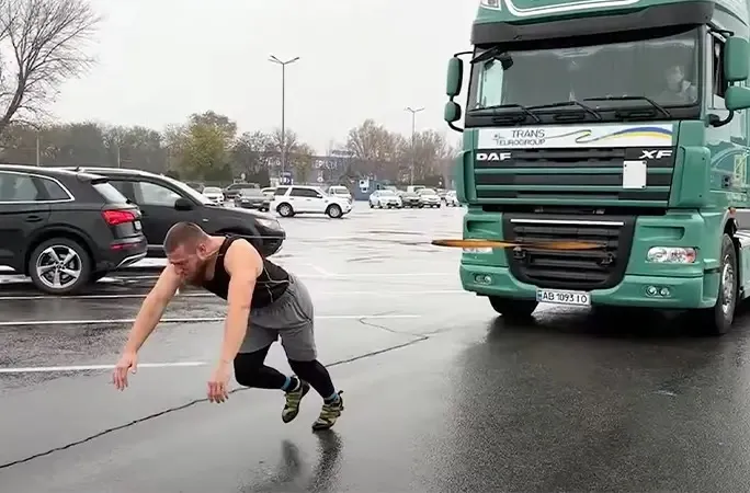 Дмитрий Грунский перетянул шеей грузовик