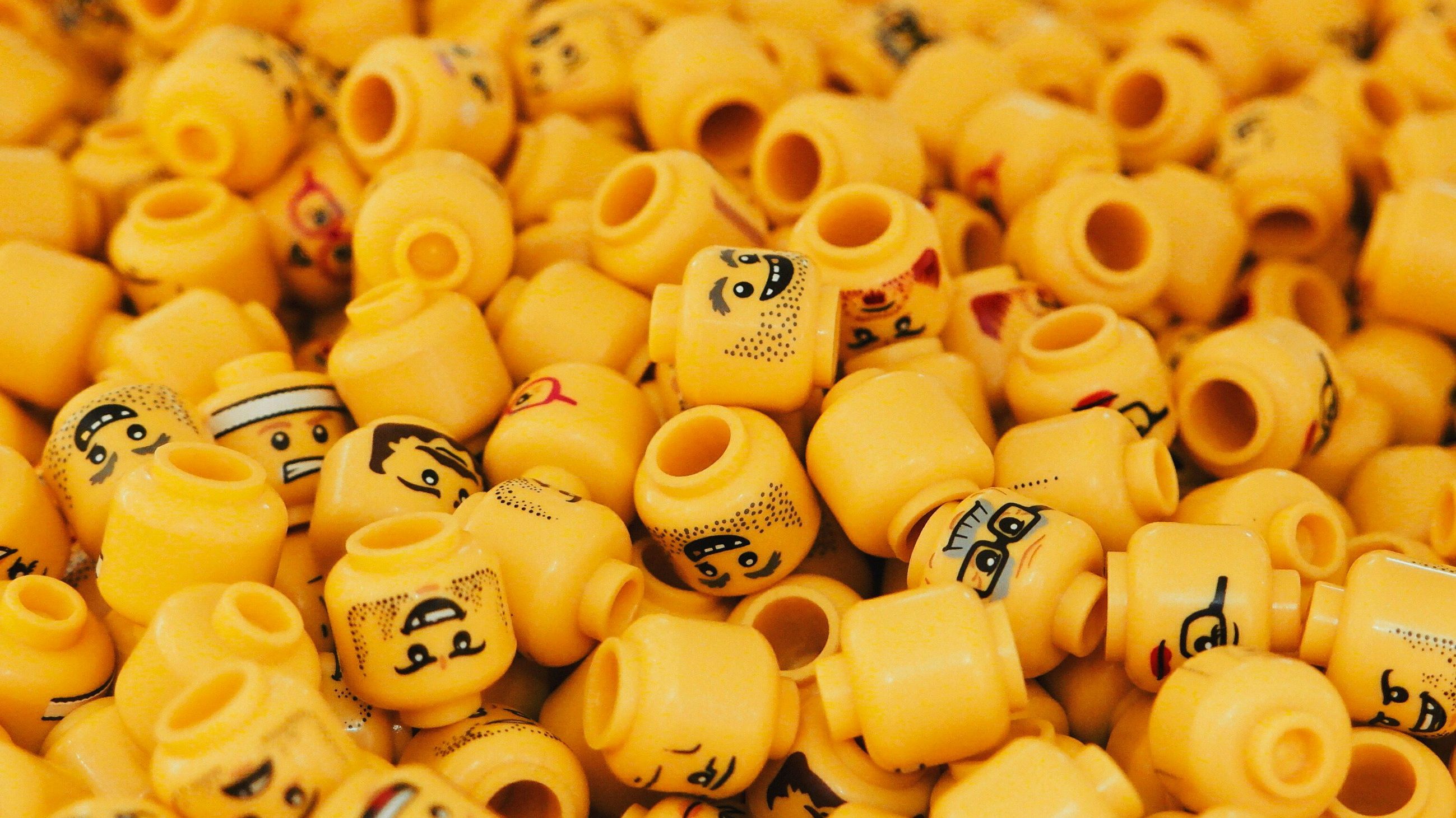 На аукціоні продали найдорожчу деталь Lego - фото