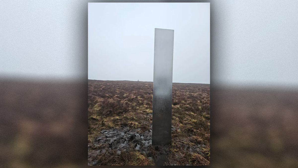 Таємничий металевий моноліт з'явився посеред поля в Уельсі Таємничий металевий моноліт з'явився посеред поля в Уельсі