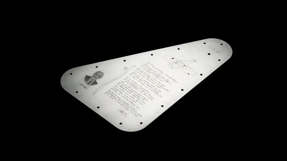 Зображення другої сторони таблички з віршем Ади Лімон Зображення другої сторони таблички з віршем Ади Лімон