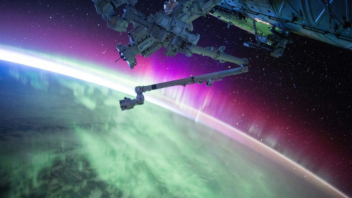 Спутники, которые сгорают в атмосфере, могут в конце концов убить все живое на Земле Спутники, которые сгорают в атмосфере, могут в конце концов убить все живое на Земле