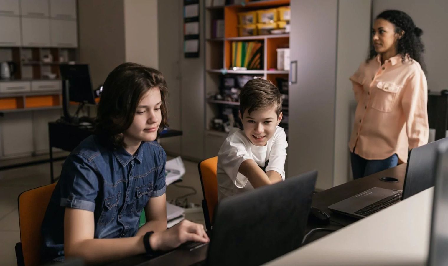 Винаходи українців - учні вразили ідеями щодо розв'язання глобальних проблем завдяки ШІ Винаходи українців - учні вразили ідеями щодо розв'язання глобальних проблем завдяки ШІ