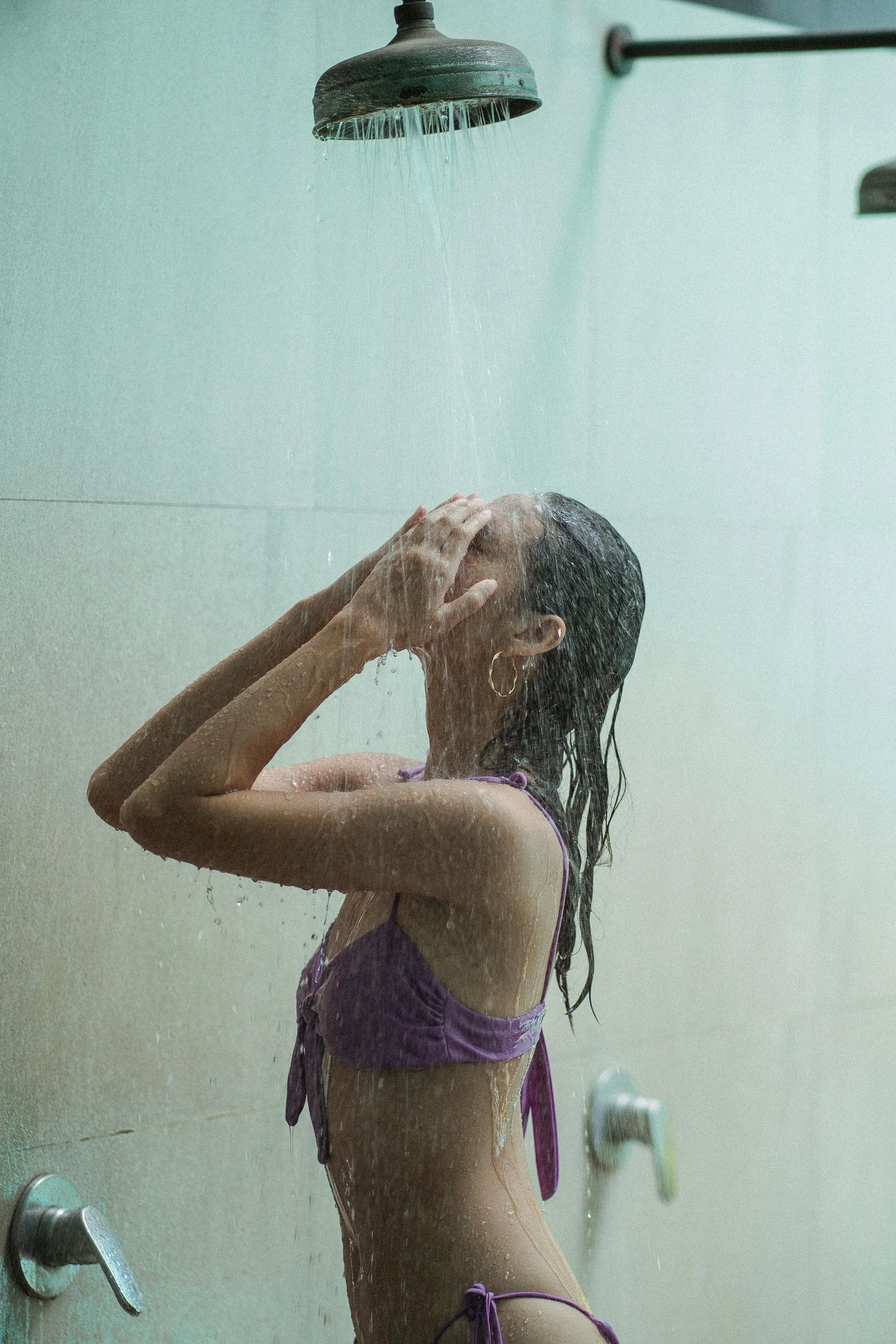 Горячий душ плохо влияет на состояние кожи и волос