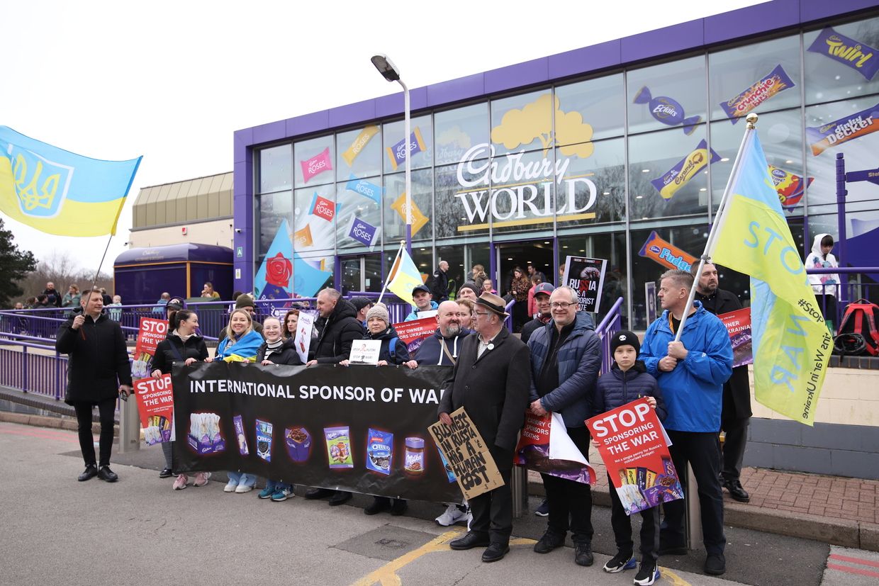 У Британії протестували проти Mondelez через роботу в Росії У Британії протестували проти Mondelez через роботу в Росії