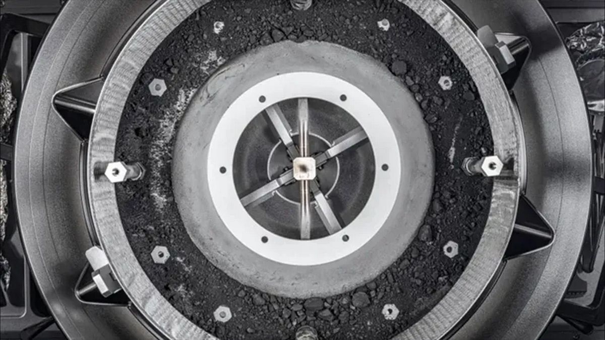 Ученые продолжают исследования астероида Бенну и говорят, что нашли новые минералы Ученые продолжают исследования астероида Бенну и говорят, что нашли новые минералы