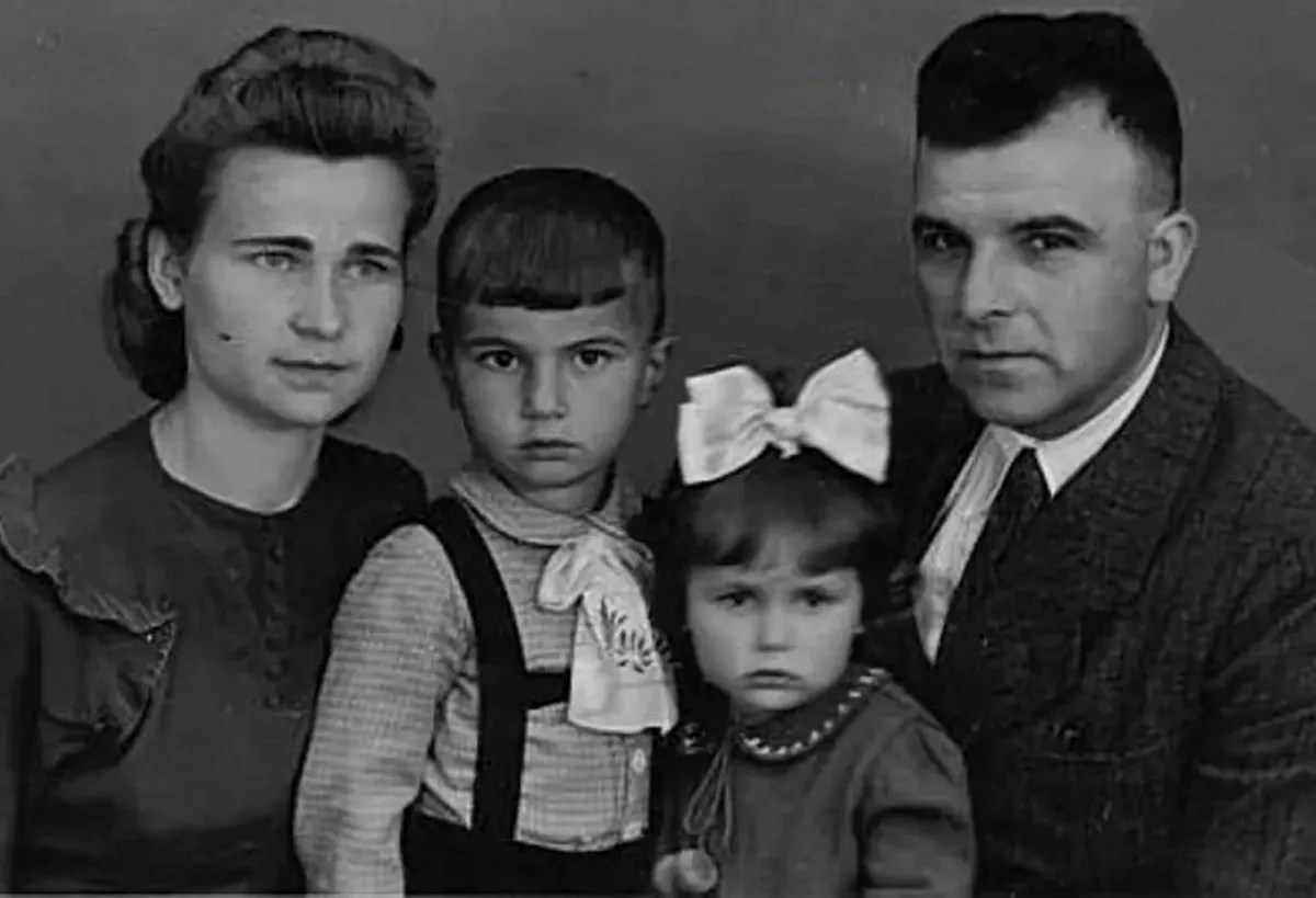Маленькая Лина Костенко с семьей