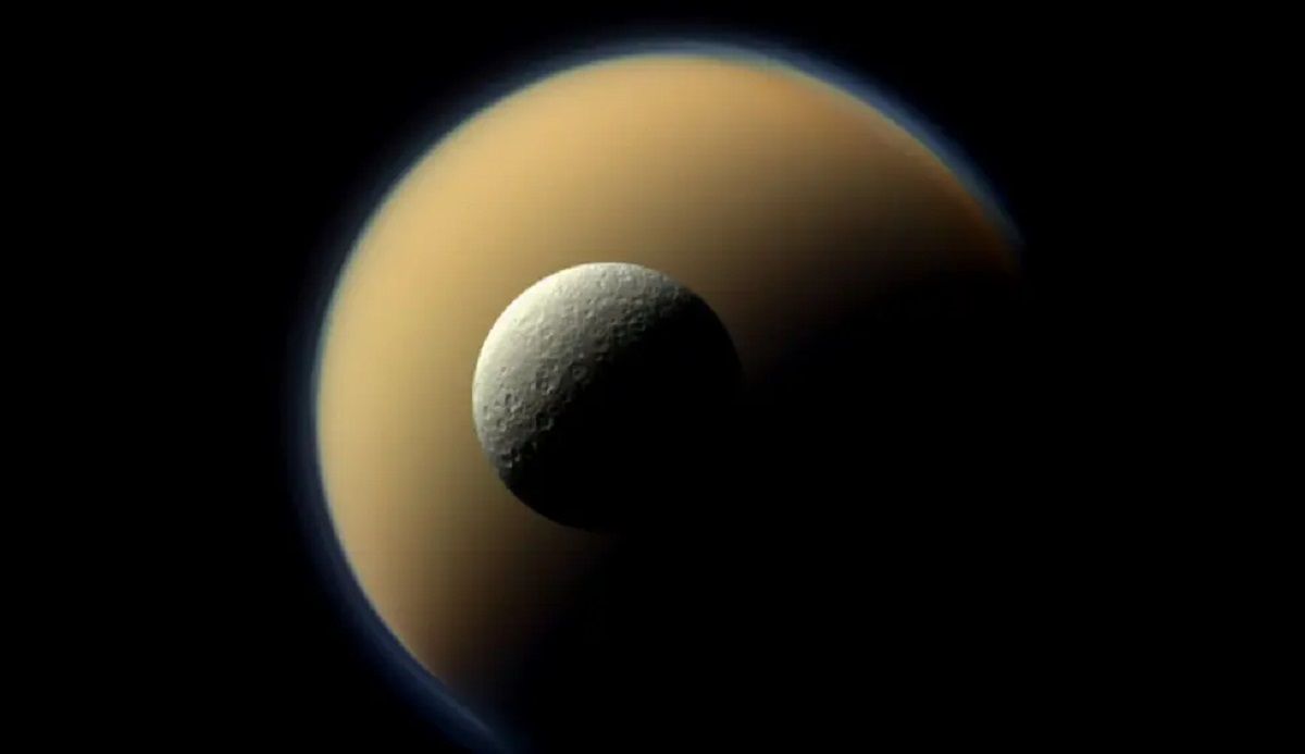 Титан на фоне Сатурна