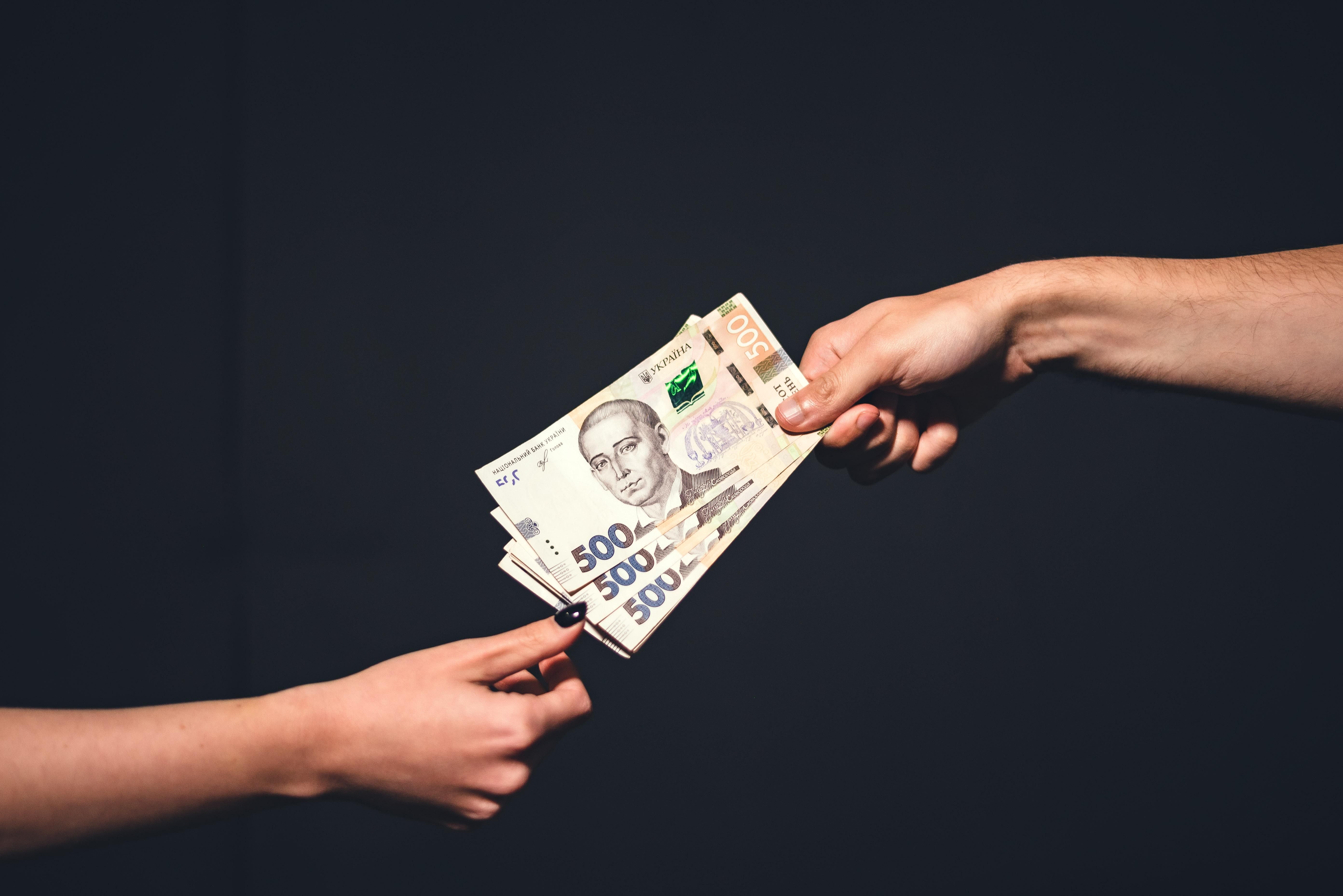 Податківиця допомогла бізнесмену ухилитися від сплати податків Податківиця допомогла бізнесмену ухилитися від сплати податків