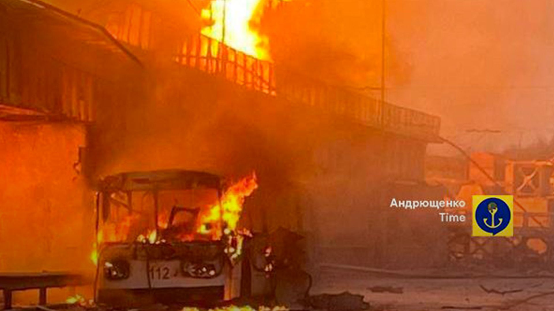 Російська ракета влучила в тролейбус з людьми, що прямував через дамбу Дніпровської ГЕС - 24 Канал Російська ракета влучила в тролейбус з людьми, що прямував через дамбу Дніпровської ГЕС - 24 Канал