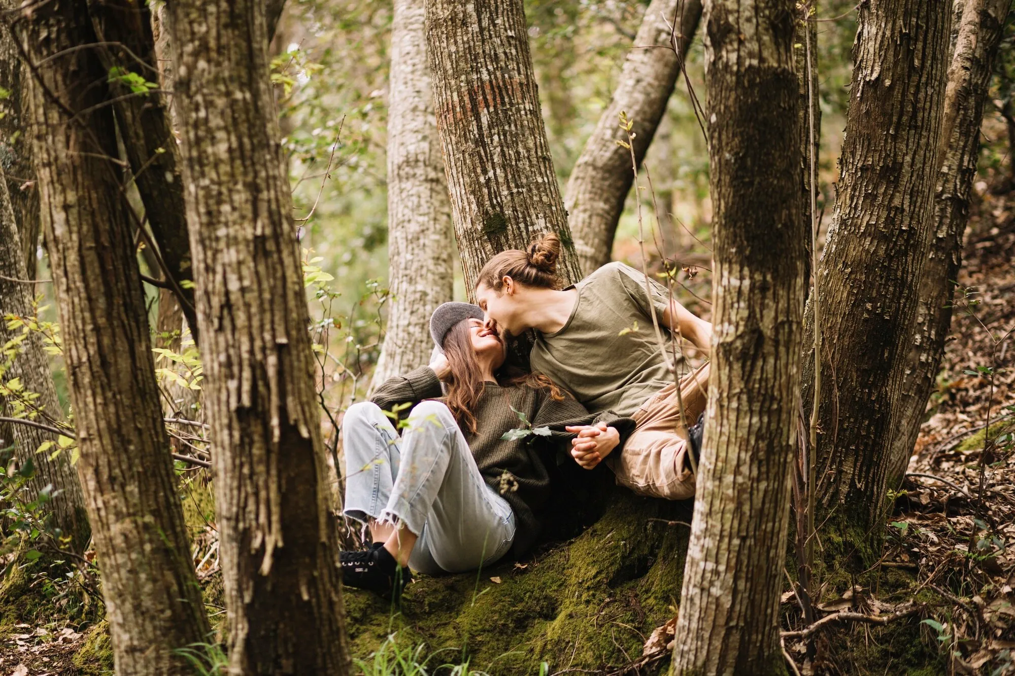Пара целуется в лесу