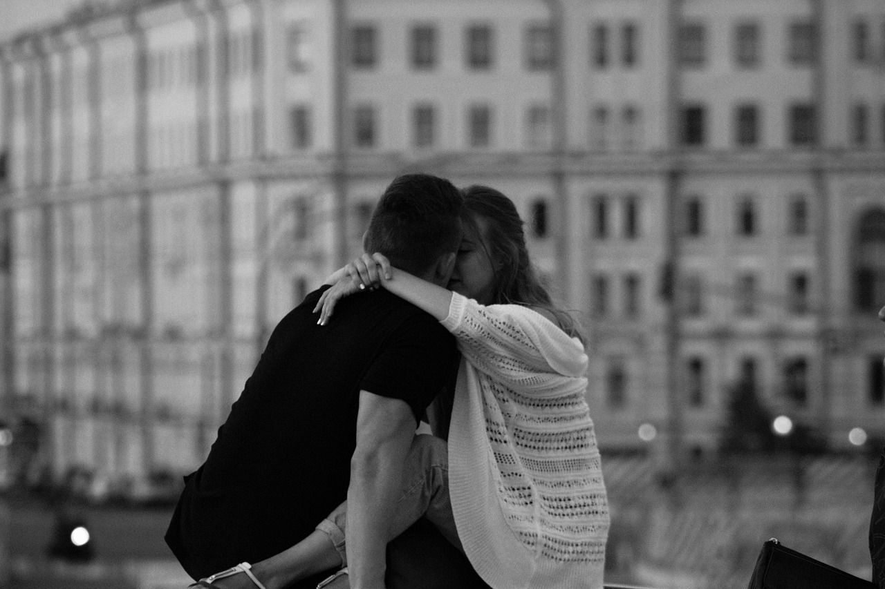 Хто зустріне кохання у квітні- Love