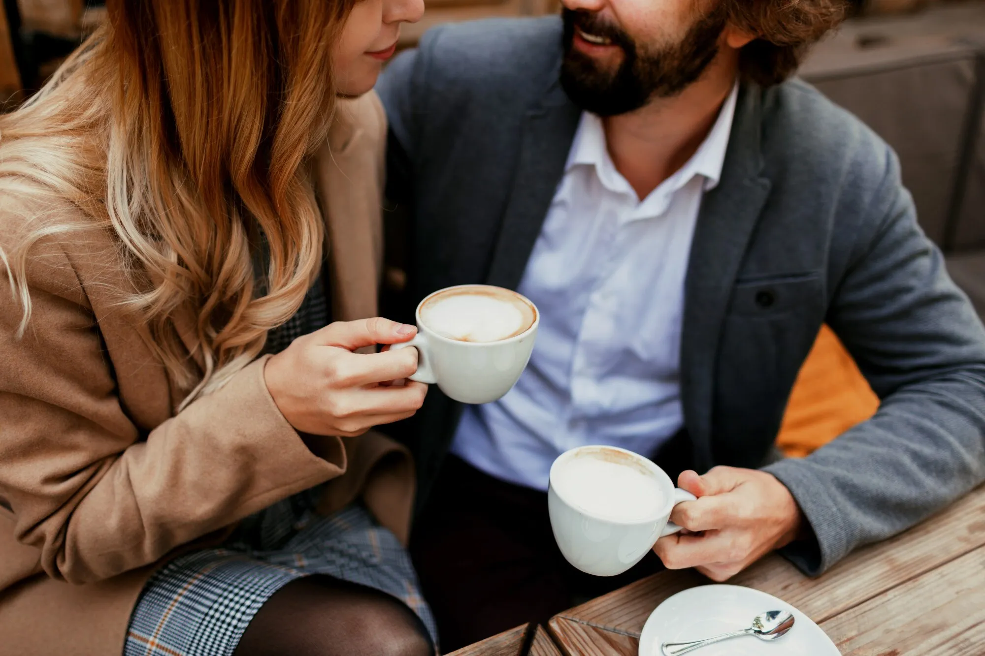 Мужчина и женщина пьют кофе на свидании