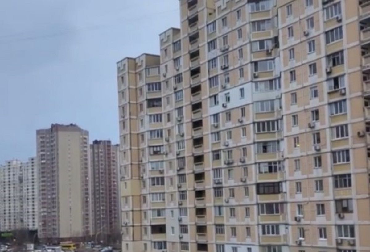 У Києві чоловік відкрив стрілянину з балкона