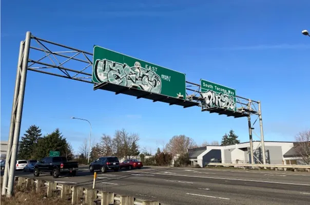 Граффити на дорожных знаках