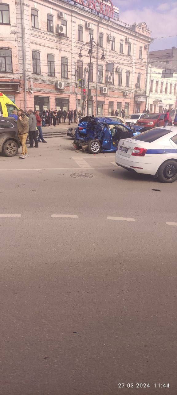 Автомобиль сгорел после ДТП в Курске