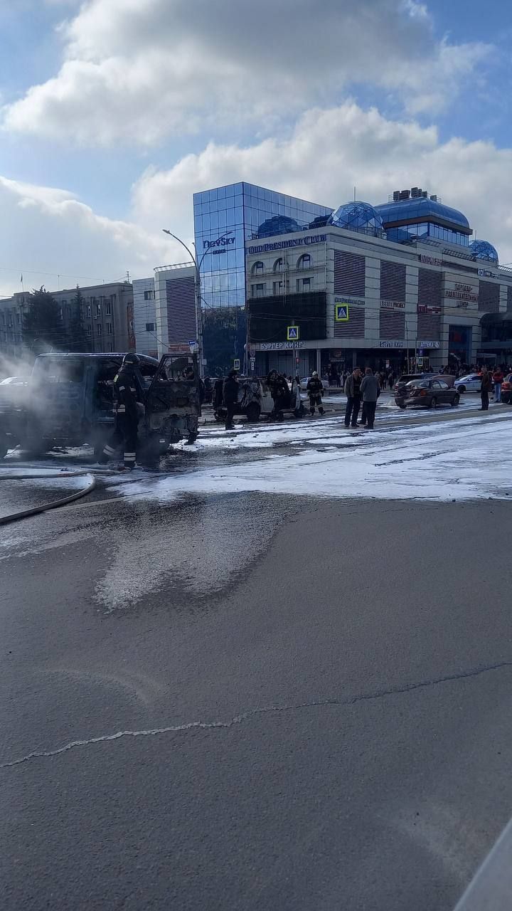 Автомобиль сгорел после ДТП в Курске Автомобиль сгорел после ДТП в Курске