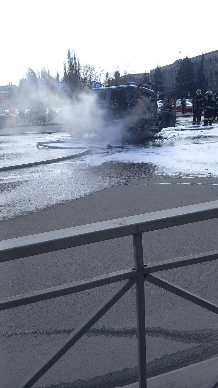 Автомобиль сгорел после ДТП в Курске Автомобиль сгорел после ДТП в Курске